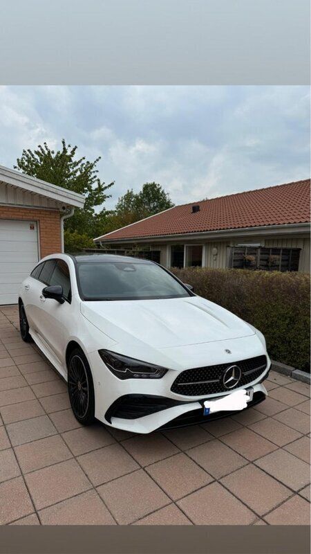 Vit Begagnad 2024 Mercedes CLA250e Shooting Brake AMG Kombi | 400 000 kr (Marknadspris) - Bild 1/4