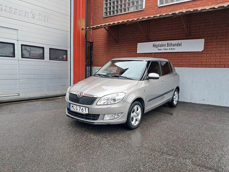 Ljusbrun Begagnad 2013 Skoda Fabia Elegance Halvkombi | 47 900 kr (Marknadspris) - Bild 1/4