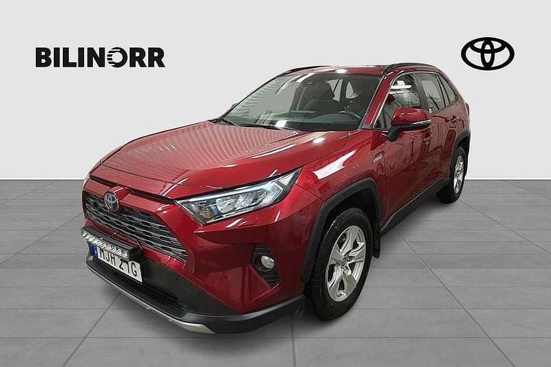 Röd Begagnad 2020 Toyota RAV4 Hybrid Active SUV | 299 900 kr (Marknadspris) - Bild 1/4