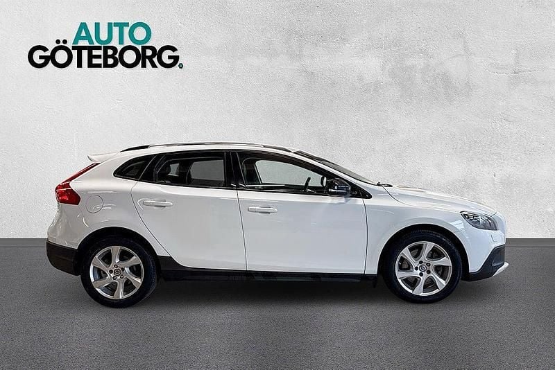 Begagnad Volvo V40 Summum 190 HK (139 kW) 2014 Vit Halvkombi