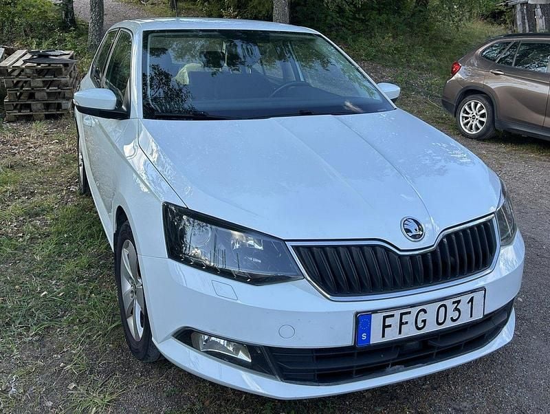 Vit Begagnad 2018 Skoda Fabia Style Halvkombi | 107 000 kr (Marknadspris) - Bild 1/4