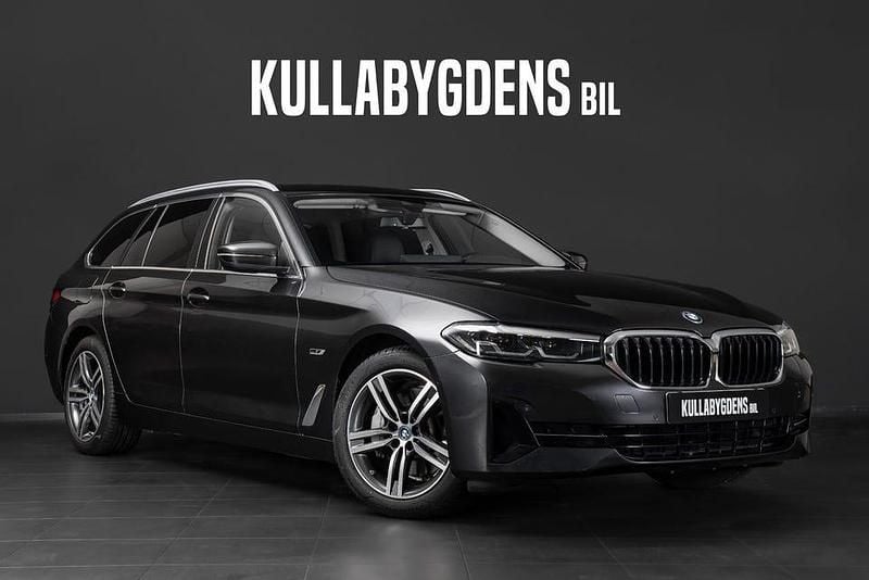 Sophisto grå briljant metalliclack Begagnad 2023 BMW 530e Kombi | 389 000 kr (Marknadspris) - Bild 1/4