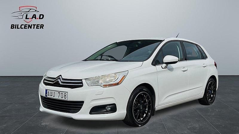 Vit Begagnad 2012 Citroën C4 Halvkombi | 68 900 kr (Marknadspris) - Bild 1/4