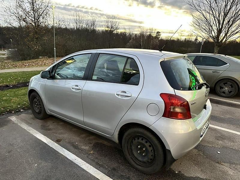 Begagnad 2006 Toyota Yaris Halvkombi | 25 000 kr (Marknadspris) - Bild 1/4