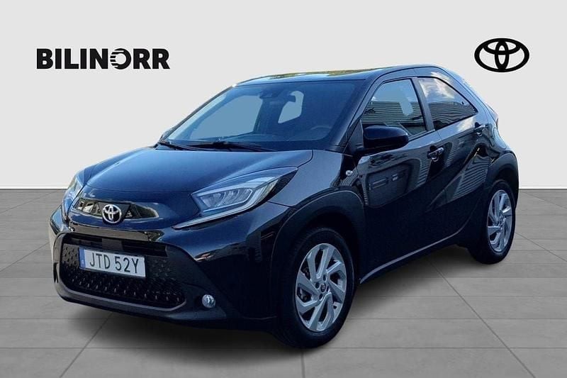 Svart Ny 2024 Toyota Aygo Comfort Halvkombi | 209 900 kr (Marknadspris) - Bild 1/4