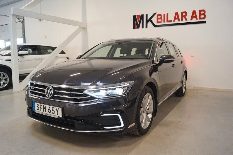 Mörkgrå (grå) Begagnad 2020 VW Passat GTE Kombi | 234 900 kr (Marknadspris) - Bild 1/4