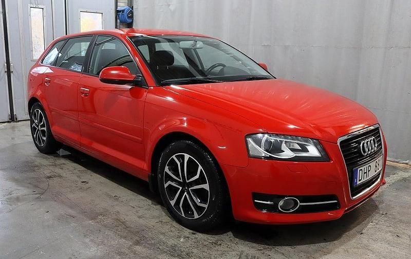 Begagnad Audi A3 Comfort 140 HK (102 kW) 2011 Röd Halvkombi