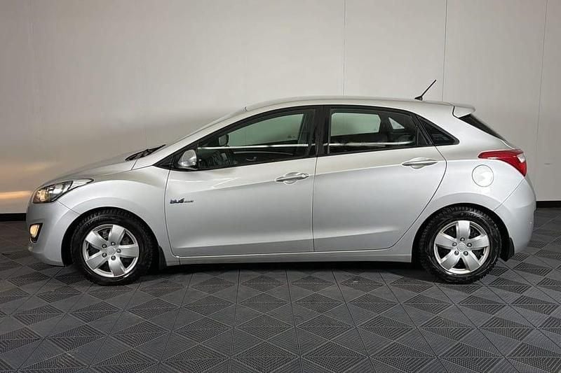 Begagnad Hyundai i30 112 HK (82 kW) 2013 Silver Halvkombi