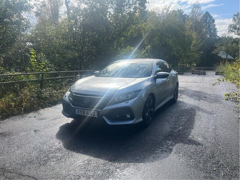 Silver Begagnad 2017 Honda Civic Elegance Halvkombi | 147 500 kr (Marknadspris) - Bild 1/4