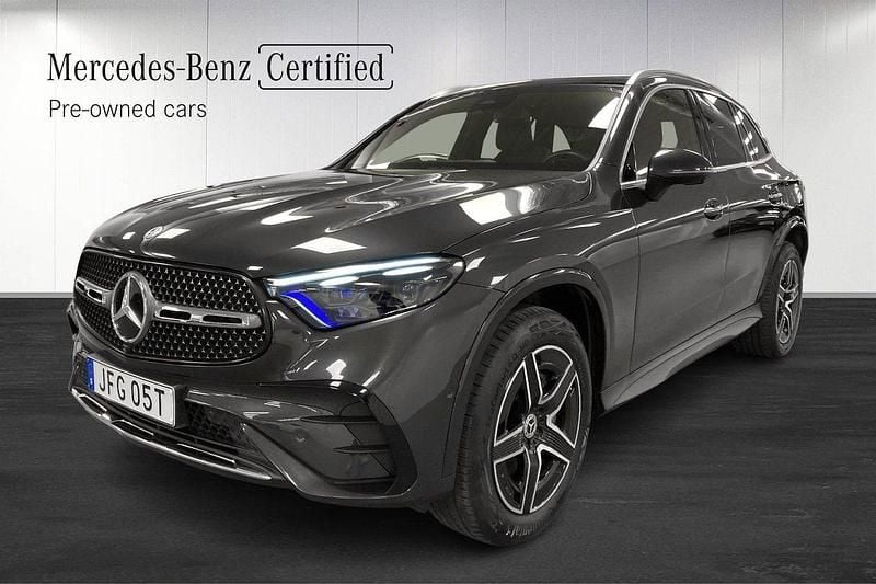 Grå Begagnad 2023 Mercedes GLC300e Premium SUV | 649 000 kr (Marknadspris) - Bild 1/4
