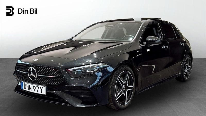 Svart Begagnad 2023 Mercedes A200 AMG Halvkombi | 344 000 kr (Dyr) - Bild 1/4