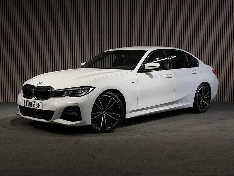 Vit Begagnad 2019 BMW 320 M Sport Sedan | 329 400 kr (Marknadspris) - Bild 1/4