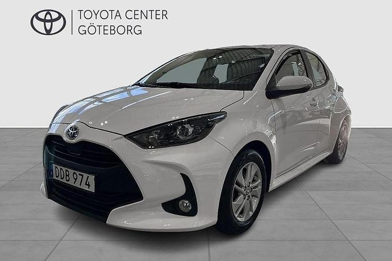 Vit Begagnad 2022 Toyota Yaris Hybrid Active Halvkombi | 214 900 kr (Marknadspris) - Bild 1/3