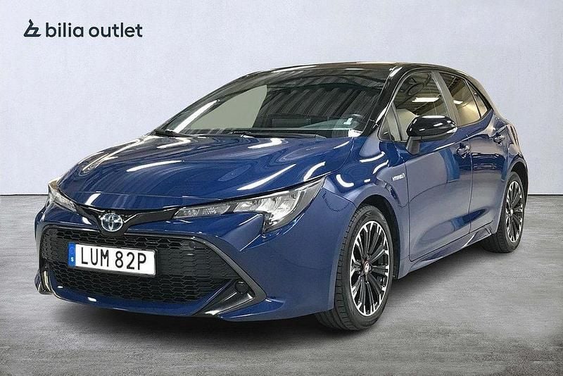 Mörkblå Begagnad 2019 Toyota Corolla Hybrid Active Halvkombi | 194 900 kr (Marknadspris) - Bild 1/3