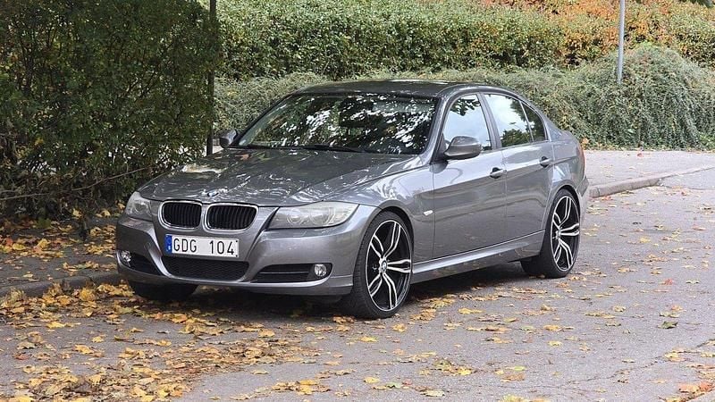 Grå Begagnad 2011 BMW 318 Comfort Edition Sedan | 79 000 kr (Marknadspris) - Bild 1/4