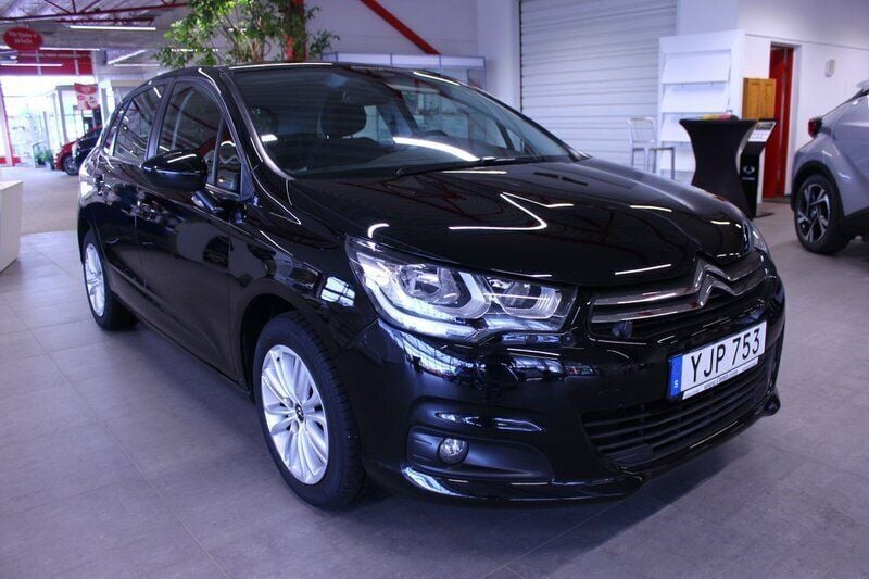 Svart Begagnad 2017 Citroën C4 Halvkombi | 99 000 kr (Marknadspris) - Bild 1/4
