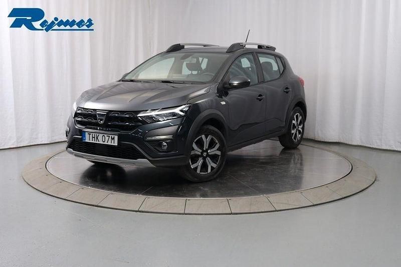 Grå Begagnad 2022 Dacia Sandero Comfort Halvkombi | 139 800 kr (Marknadspris) - Bild 1/4