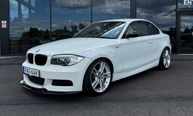 Vit Begagnad 2012 BMW 135 Coupé Advantage Sportkupé | 199 000 kr - Bild 1/4