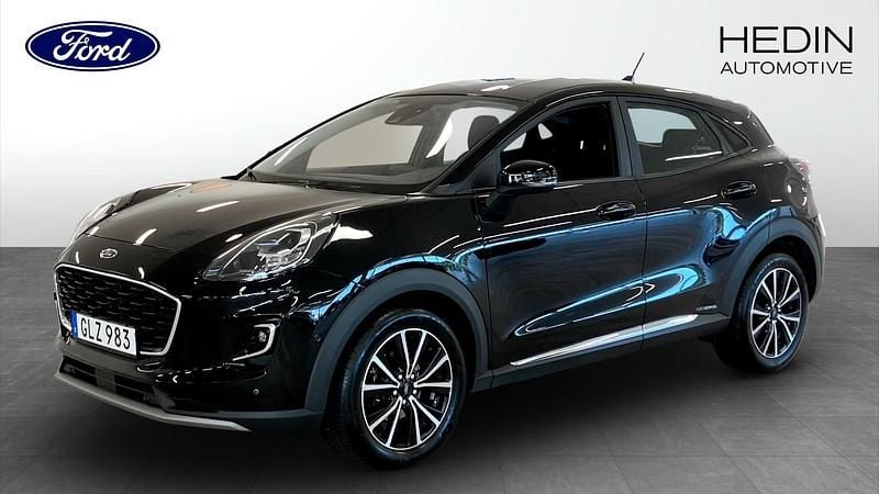 Svart (black) Begagnad 2022 Ford Puma Gen-E Titanium SUV | 209 000 kr (Marknadspris) - Bild 1/4