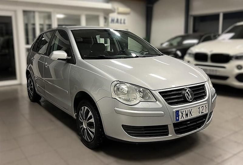 Silver Begagnad 2006 VW Polo Comfortline Halvkombi | 37 900 kr (Marknadspris) - Bild 1/4