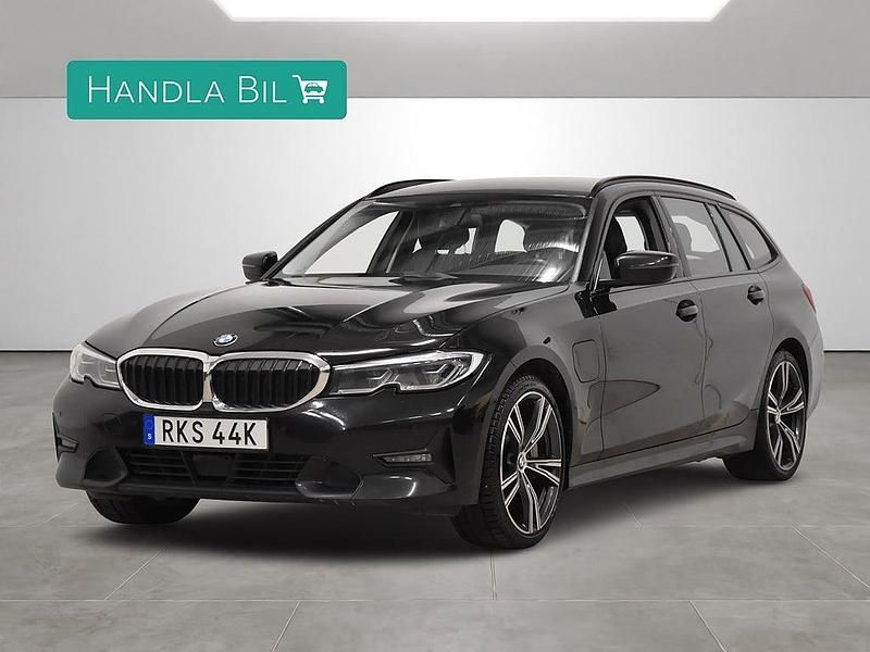 Svart Begagnad 2020 BMW 330e Sport Line Kombi | 259 900 kr (Marknadspris) - Bild 1/4