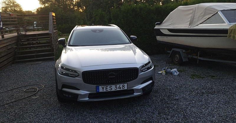 Silver Begagnad 2018 Volvo V90 CC Momentum Kombi | 230 000 kr (Bra pris) - Bild 1/4