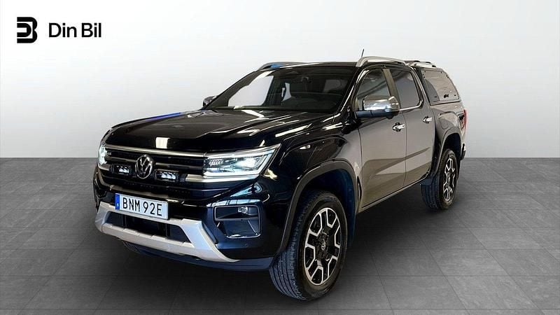 Svart (midnight black metallic) Begagnad 2023 VW Amarok Style Pickup | 639 900 kr (Marknadspris) - Bild 1/4