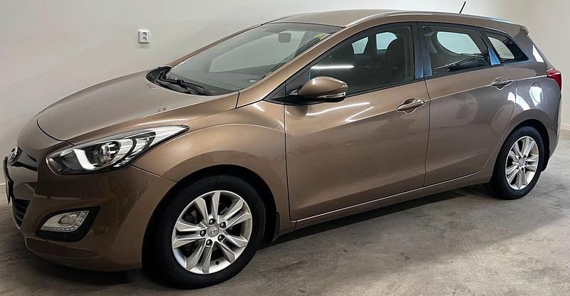 Ljusbrun (brun) Begagnad 2014 Hyundai i30 Kombi | 59 900 kr (Marknadspris) - Bild 1/4