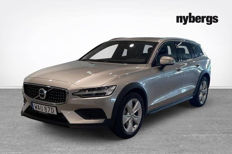 Ljusgrå (grå) Begagnad 2024 Volvo V60 CC Core Kombi | 369 000 kr (Superpris) - Bild 1/4