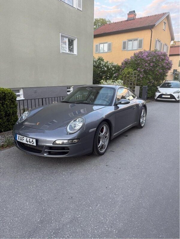 Grå Begagnad 2005 Porsche 911 Carrera S Sportkupé | 600 000 kr - Bild 1/4