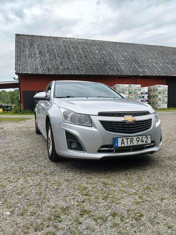 Grå Begagnad 2014 Chevrolet Cruze Halvkombi | 20 000 kr (Superpris) - Bild 1/4