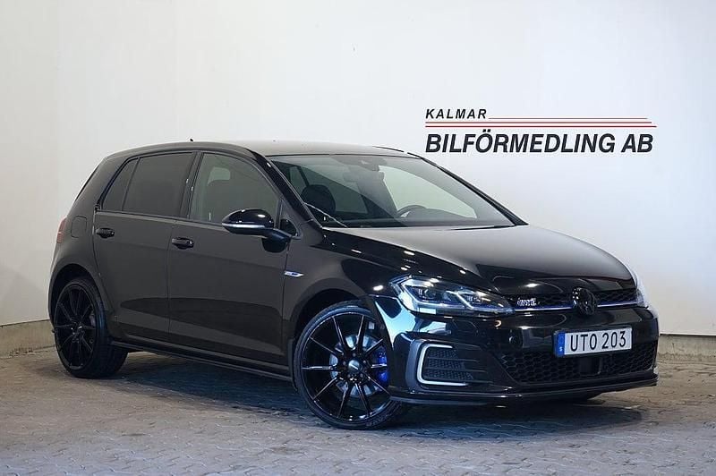 Svart Begagnad 2017 VW Golf VII GTE Halvkombi | 209 900 kr (Lite dyr) - Bild 1/4