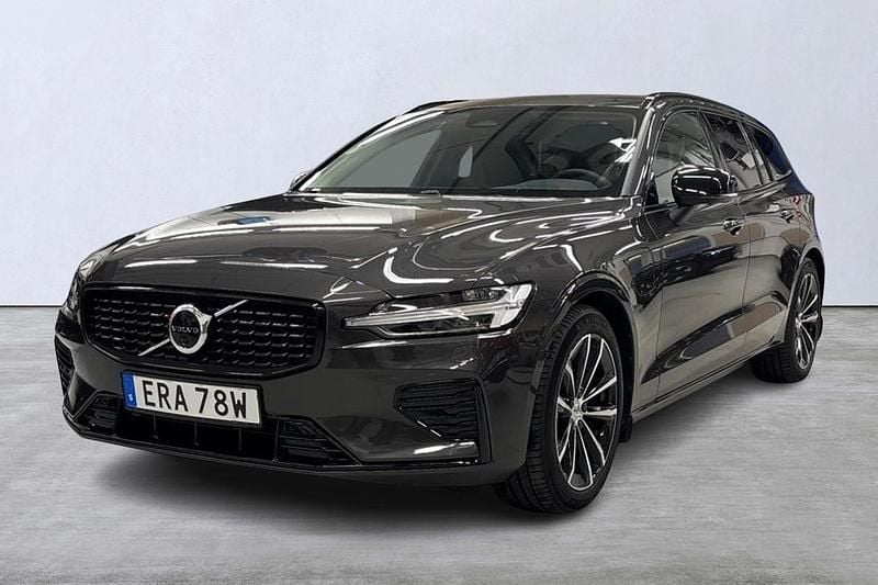 Grå Begagnad 2025 Volvo V60 Plus Kombi | 469 800 kr (Lite dyr) - Bild 1/4