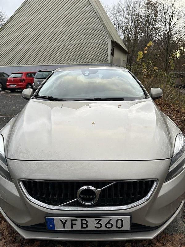 Brun Begagnad 2017 Volvo V40 Momentum Halvkombi | 139 000 kr (Marknadspris) - Bild 1/4