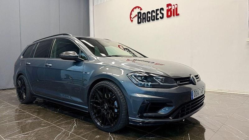 Mörkgrå (grå) Begagnad 2020 VW Golf VII R Kombi | 359 900 kr - Bild 1/4