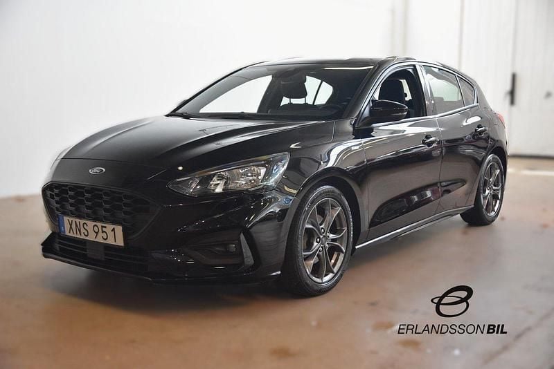 Svart Begagnad 2018 Ford Focus ST-Line Halvkombi | 149 900 kr (Marknadspris) - Bild 1/4