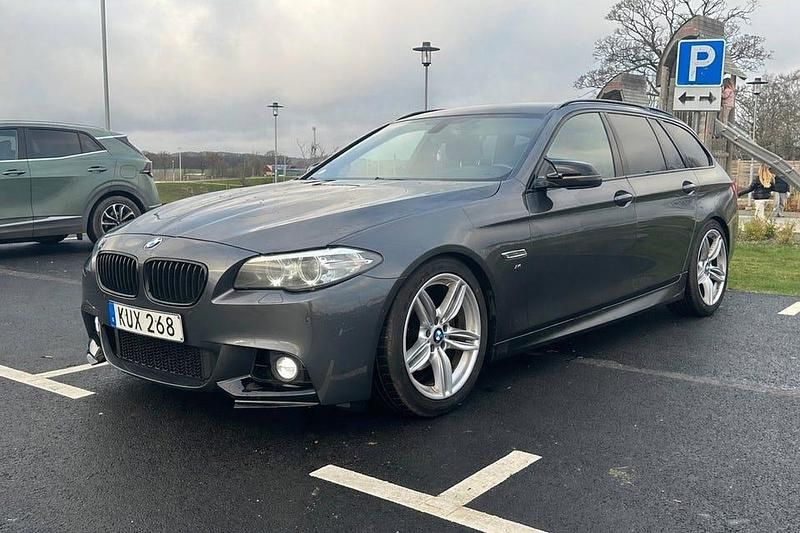 Grå Begagnad 2015 BMW 520 M Sport Kombi | 154 900 kr (Lite dyr) - Bild 1/4