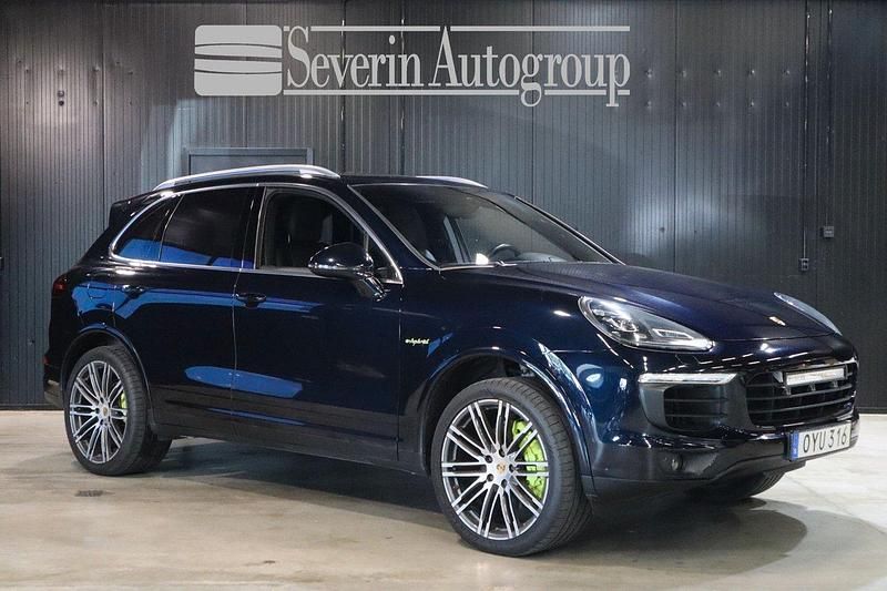 Blå Begagnad 2015 Porsche Cayenne S E-Hybrid Sport SUV | 369 000 kr - Bild 1/4