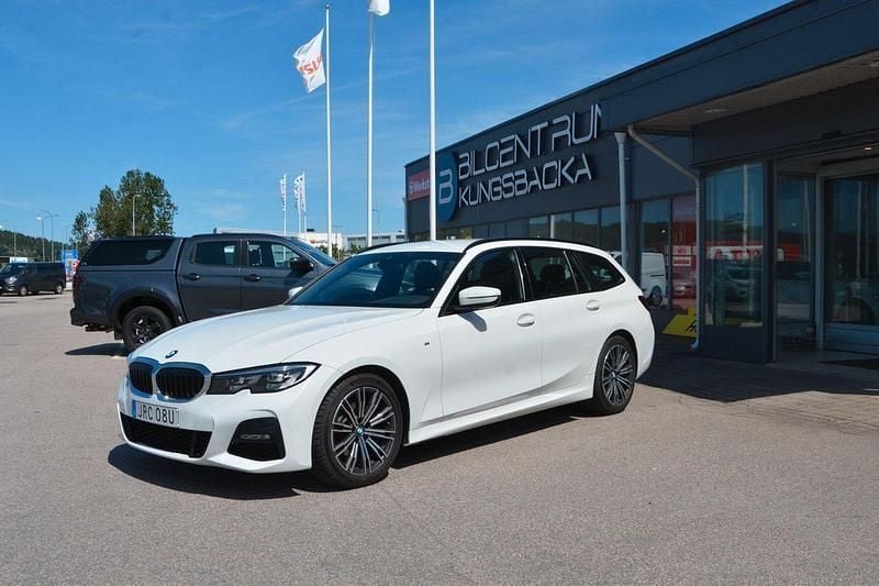 Vit Begagnad 2020 BMW 320 M Sport Kombi | 309 900 kr (Marknadspris) - Bild 1/4