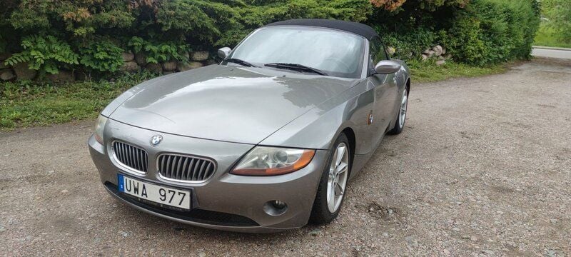 Grå Begagnad 2003 BMW Z4 Cab | 149 900 kr (Lite dyr) - Bild 1/4