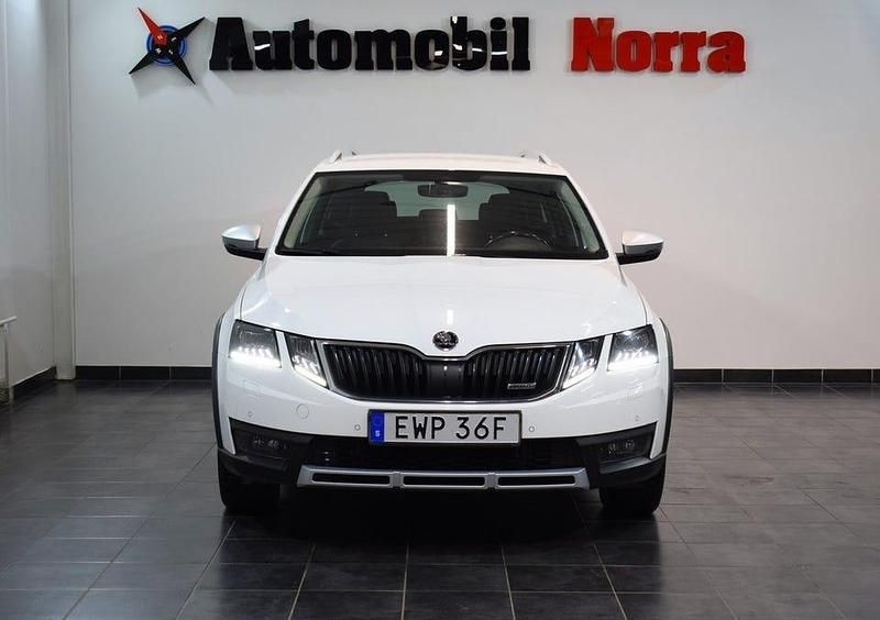 Begagnad Skoda Octavia Scout 150 HK (110 kW) 2019 Vit Kombi