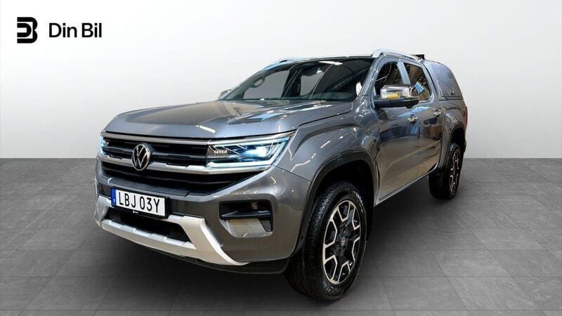 Grå (dark grey metallic) Begagnad 2023 VW Amarok Style Pickup | 669 900 kr (Marknadspris) - Bild 1/4