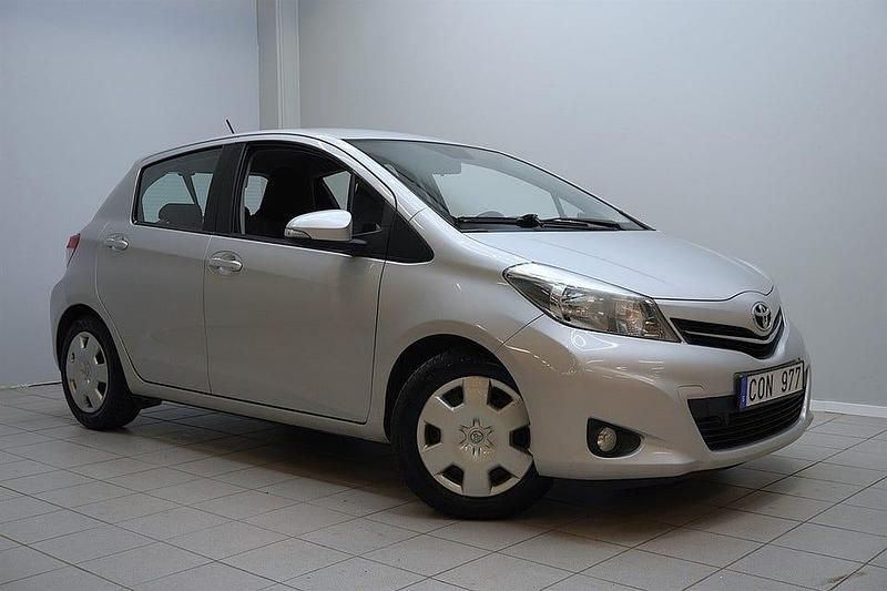 Silver Begagnad 2012 Toyota Yaris Halvkombi | 58 999 kr (Dyr) - Bild 1/4