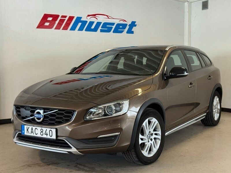 Begagnad Volvo V60 CC Momentum 191 HK (140 kW) 2015 Brun Kombi