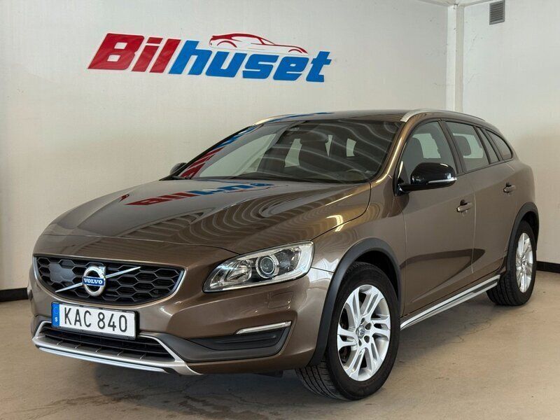 Brun Begagnad 2015 Volvo V60 CC Momentum Kombi | 139 000 kr (Dyr) - Bild 1/4