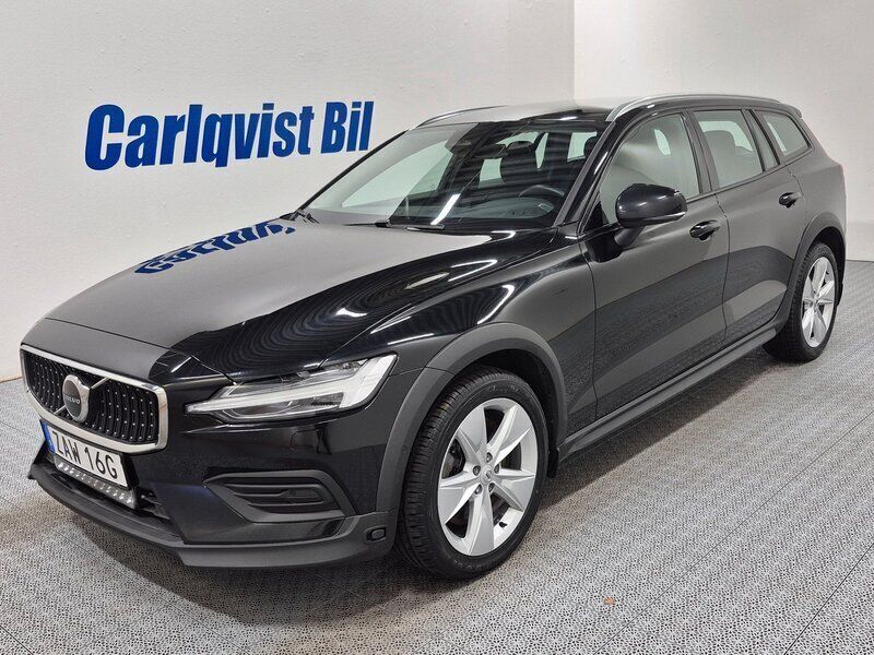Svart Begagnad 2023 Volvo V60 CC Core Kombi | 349 000 kr (Marknadspris) - Bild 1/4