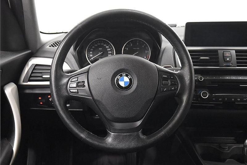 Begagnad BMW 118 Advantage 150 HK (110 kW) 2016 Vit Halvkombi