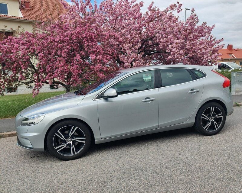 Silver Begagnad 2019 Volvo V40 R-Design Kombi | 195 000 kr (Marknadspris) - Bild 1/4