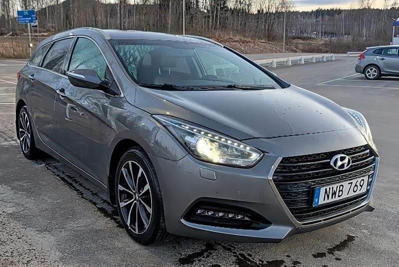 Gråmetallic Begagnad 2016 Hyundai i40 Kombi | 118 000 kr (Marknadspris) - Bild 1/4