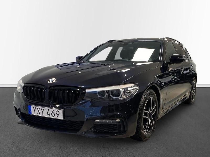 Svart Begagnad 2018 BMW 520 M Sport Kombi | 239 500 kr (Marknadspris) - Bild 1/4